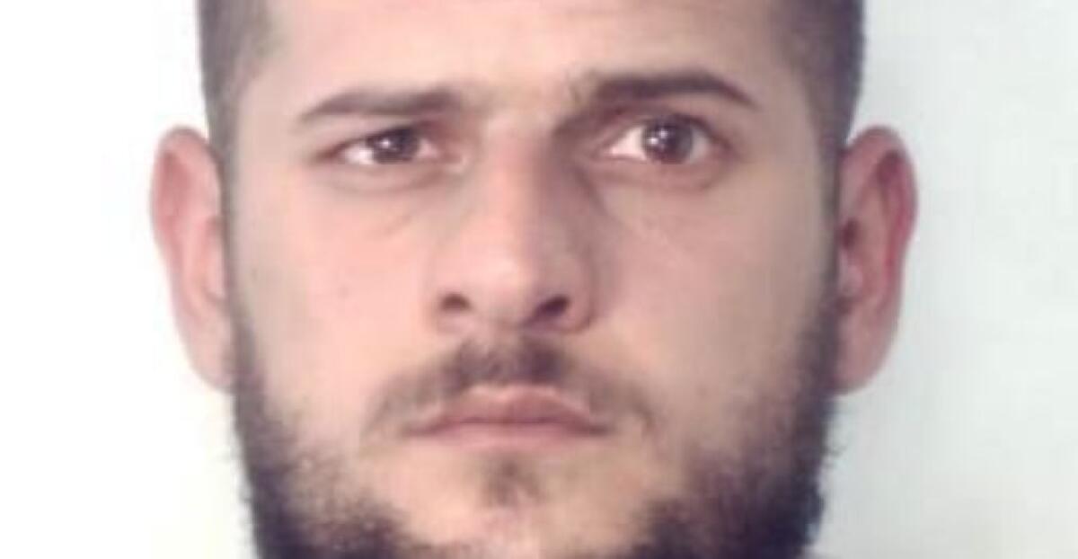 CATANIA, UN’AUTO ABBANDONATA COME DEPOSIITO DELLA DROGA: PUSHER IN MANETTE - 