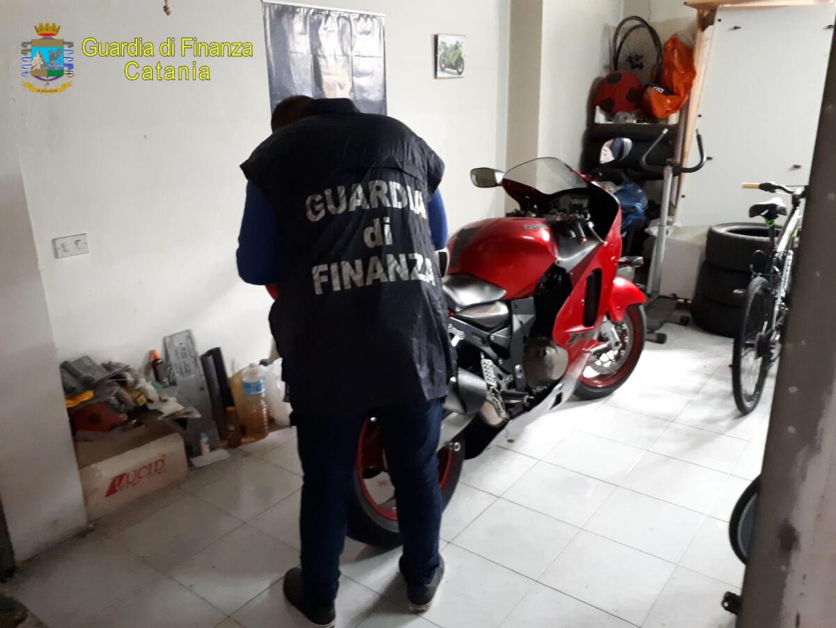 CATANIA, EMETTEVANO FALSI DOCUMENTI PER NON PAGARE L’IVA: 11 INDAGATI E SEQUESTRO DA 4 MILIONI - 