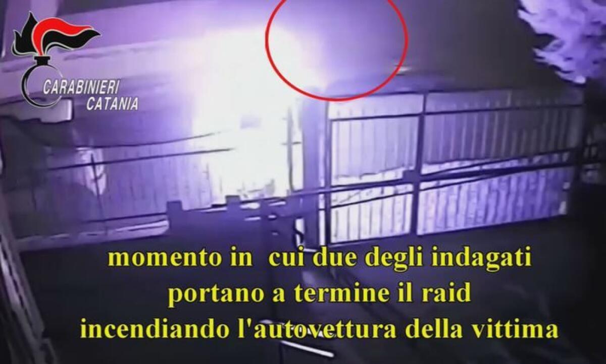 CALTAGIRONE: COMPRA BENZINA E CON GLI AMICI VA A BRUCIARE L'AUTO - IL VIDEO - 