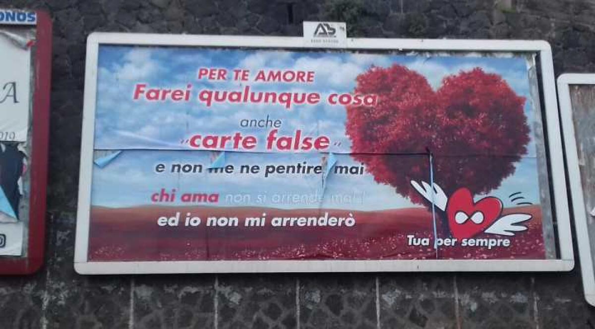 BRONTE, “TUA PER SEMPRE”: MISTERIOSA DONNA TAPPEZZA DI MANIFESTI LA CITTA’ - 