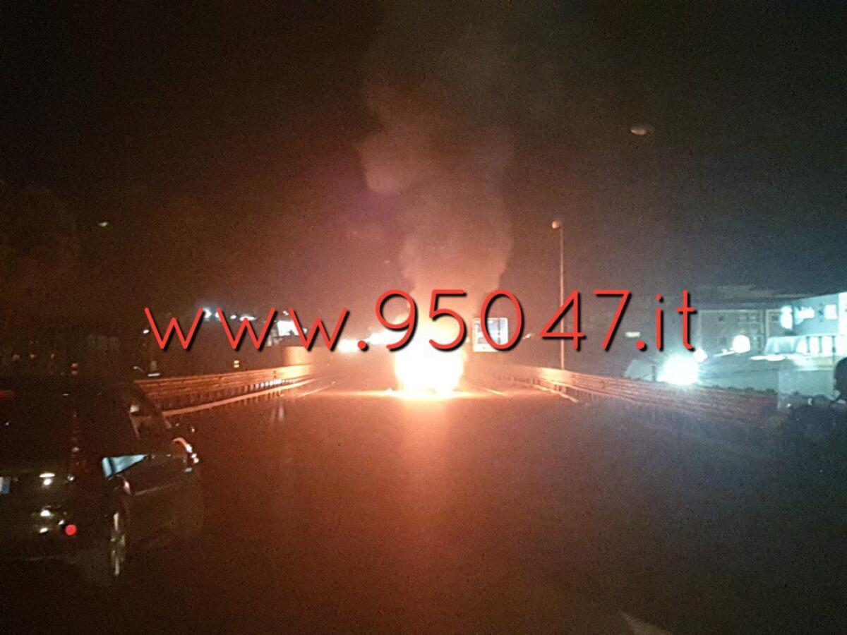 AUTO IN FIAMME SULLA SS121, LUNGHISSIME CODE - 
