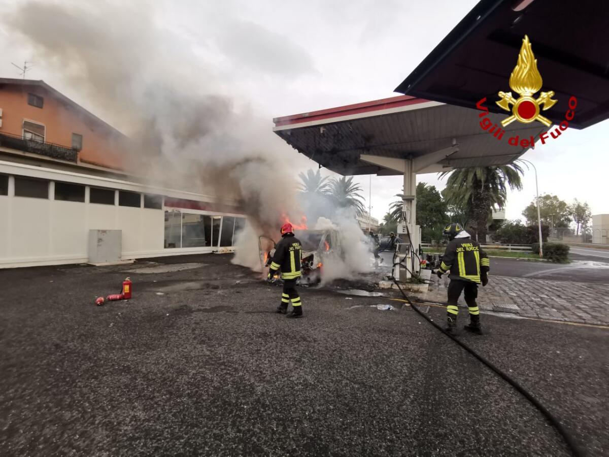 INCENDIO FURGONE SULLA SS192 ALL'INTERNO DI UN RIFORNIMENTO DISMESSO - 