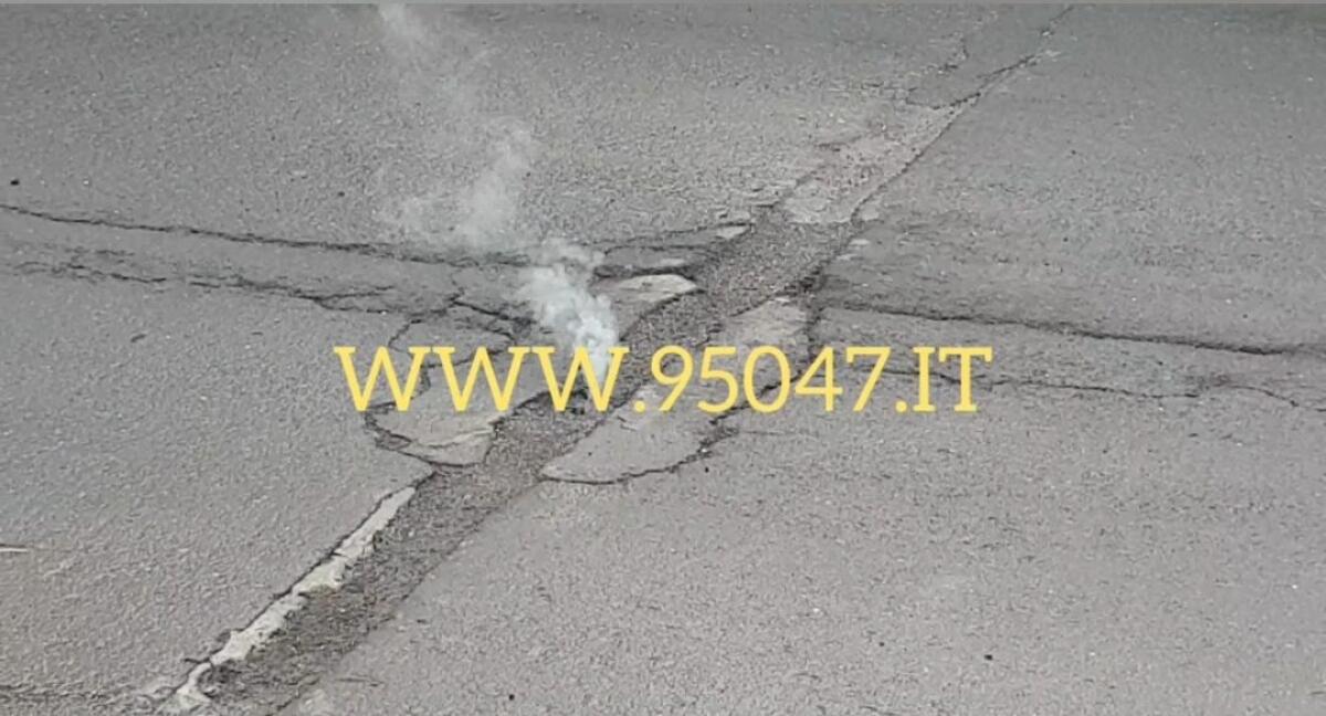 PATERNO': LA STRADA "FUMA" IN VIA BALATELLE - VIDEO - 