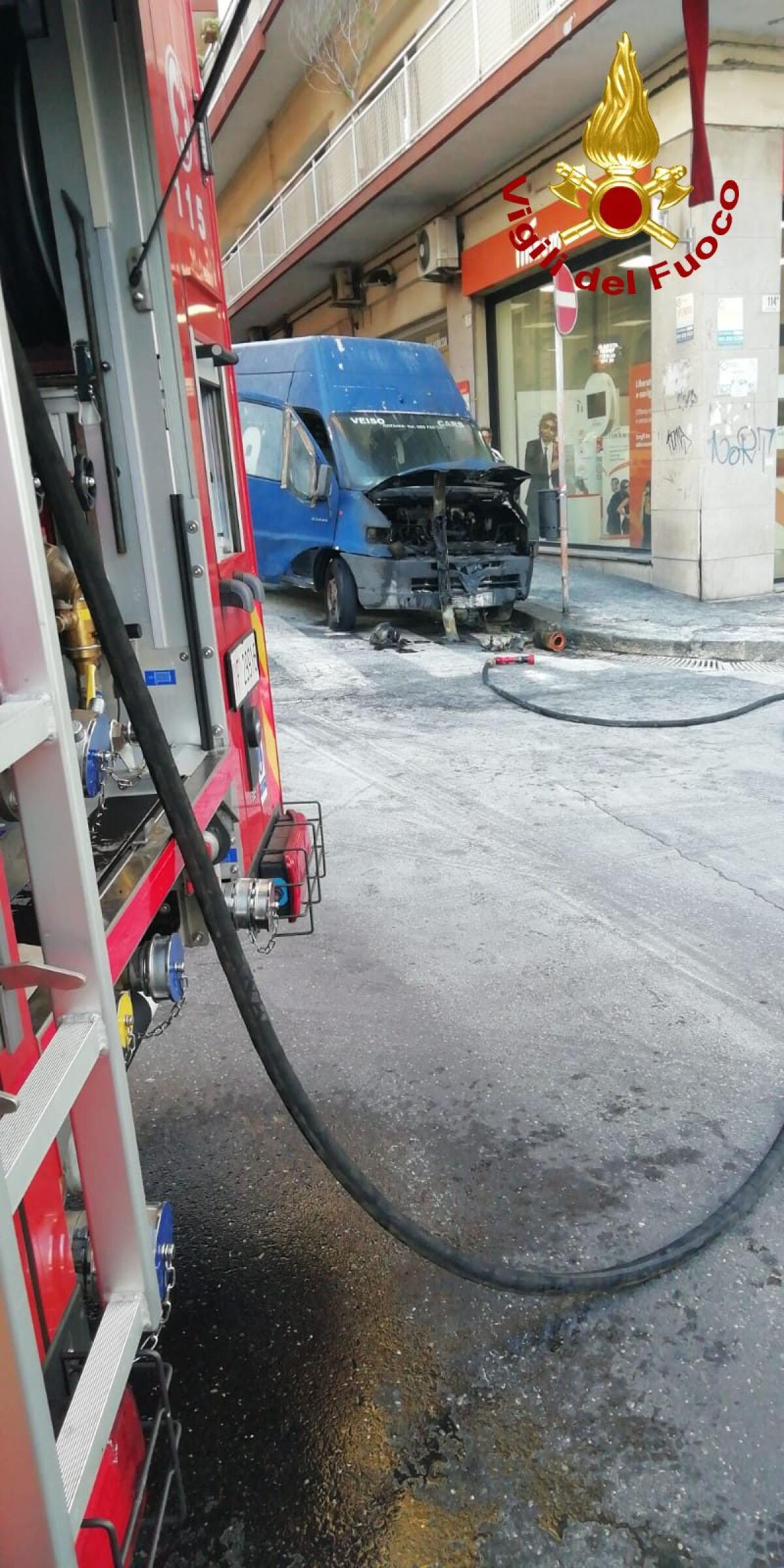 CATANIA: A FUOCO FURGONE IN PIENO CENTRO - 