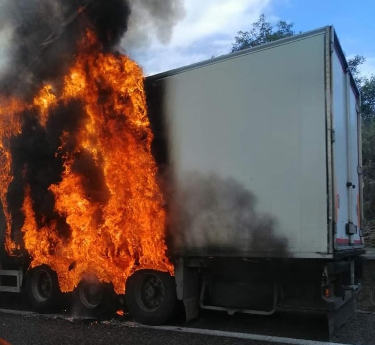 CAMION IN FIAMME SULL’AUTOSTRADA CATANIA MESSINA: CODE - 