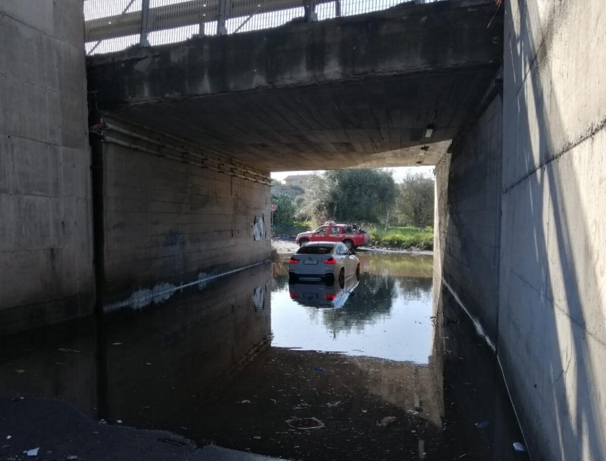 PIANO TAVOLA: AUTO INTRAPPOLATA NEL SOTTOPASSO ALLAGATO. INTERVENTO DEI POMPIERI - 