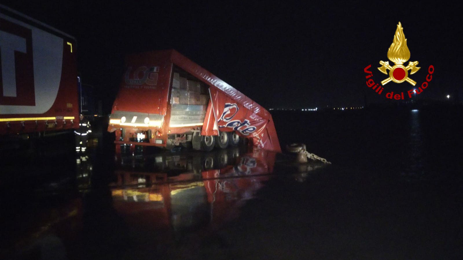 CATANIA: RECUPERO AUTOMEZZO PESANTE CADUTO IN MARE