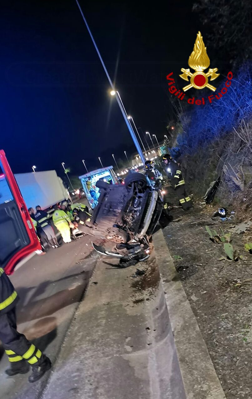 AUTO SI RIBALTA SULLA TANGENZIALE DI CATANIA, UN FERITO