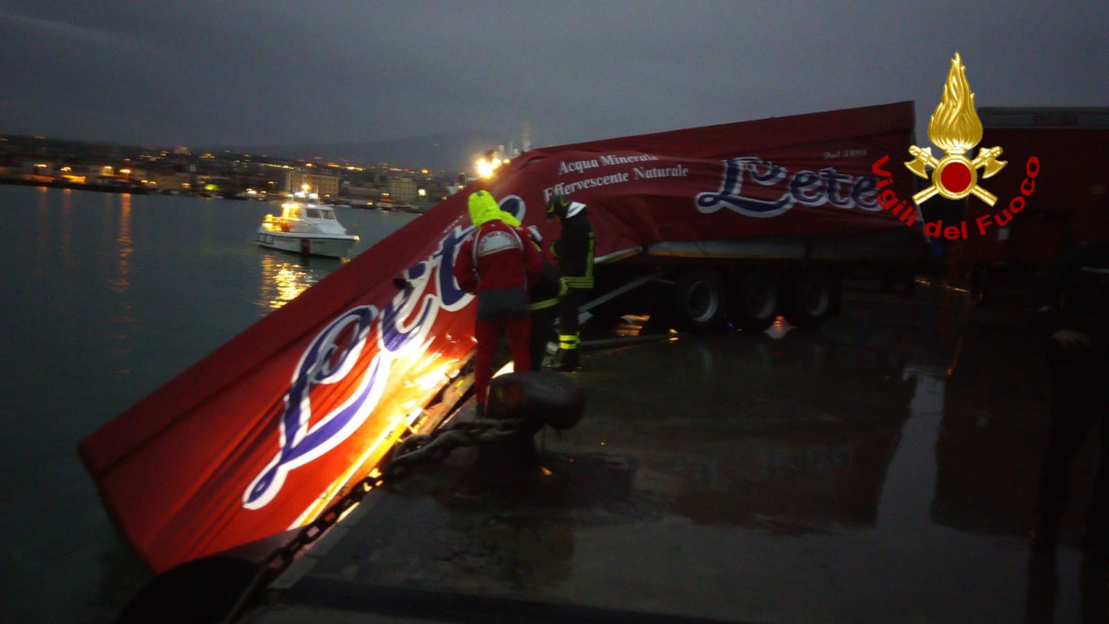 CATANIA: RECUPERO AUTOMEZZO PESANTE CADUTO IN MARE