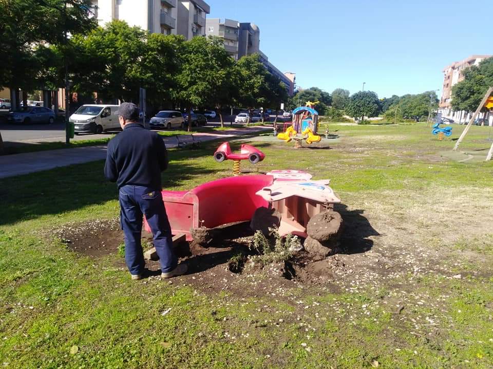 PATERNO':I VANDALI DANNEGGIANO IL PARCO GIOCHI PER DISABILI