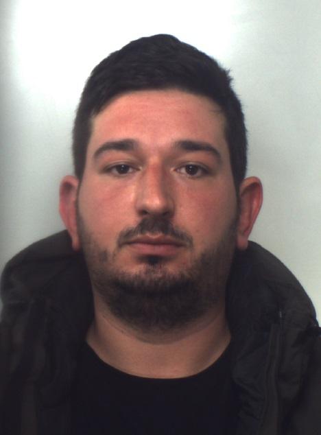 PEDARA: NON SI FERMA ALL’ALT INVESTENDO DUE CARABINIERI: ARRESTATO