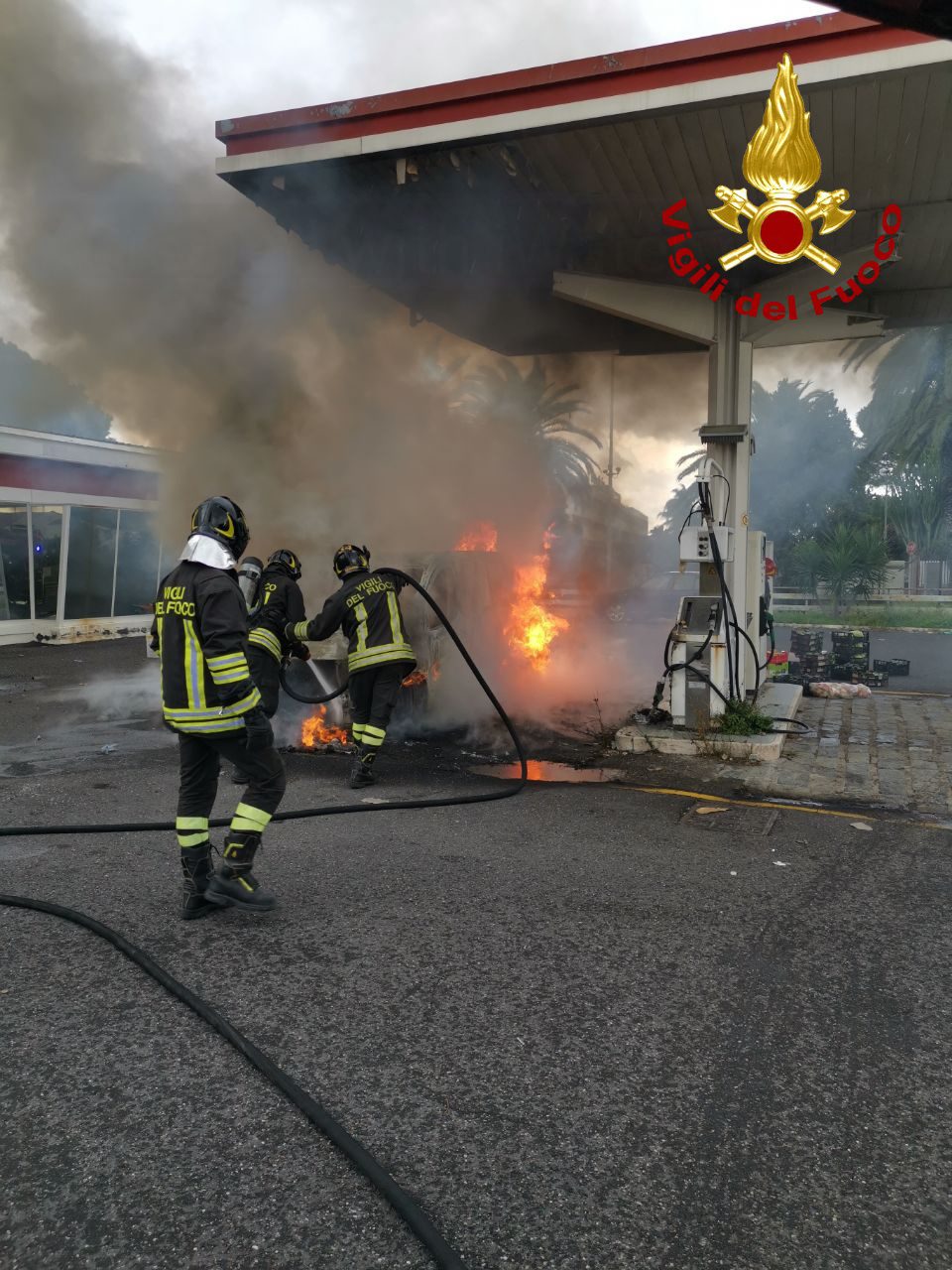 INCENDIO FURGONE SULLA SS192 ALL'INTERNO DI UN RIFORNIMENTO DISMESSO