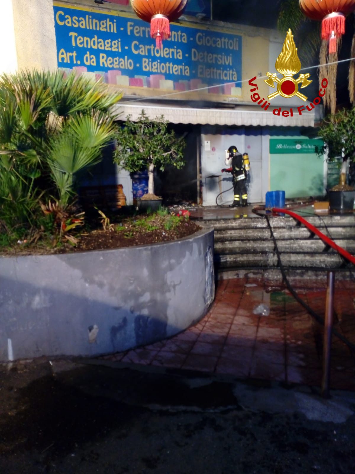 CATANIA, A FUOCO NEGOZIO CINESE SUL VIALE VITTORIO VENETO