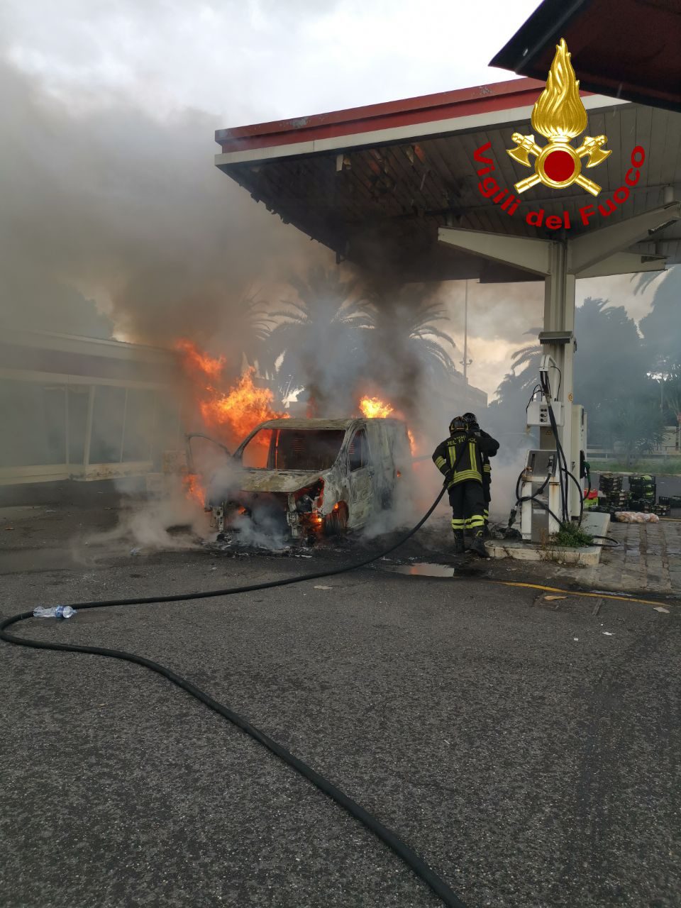 INCENDIO FURGONE SULLA SS192 ALL'INTERNO DI UN RIFORNIMENTO DISMESSO