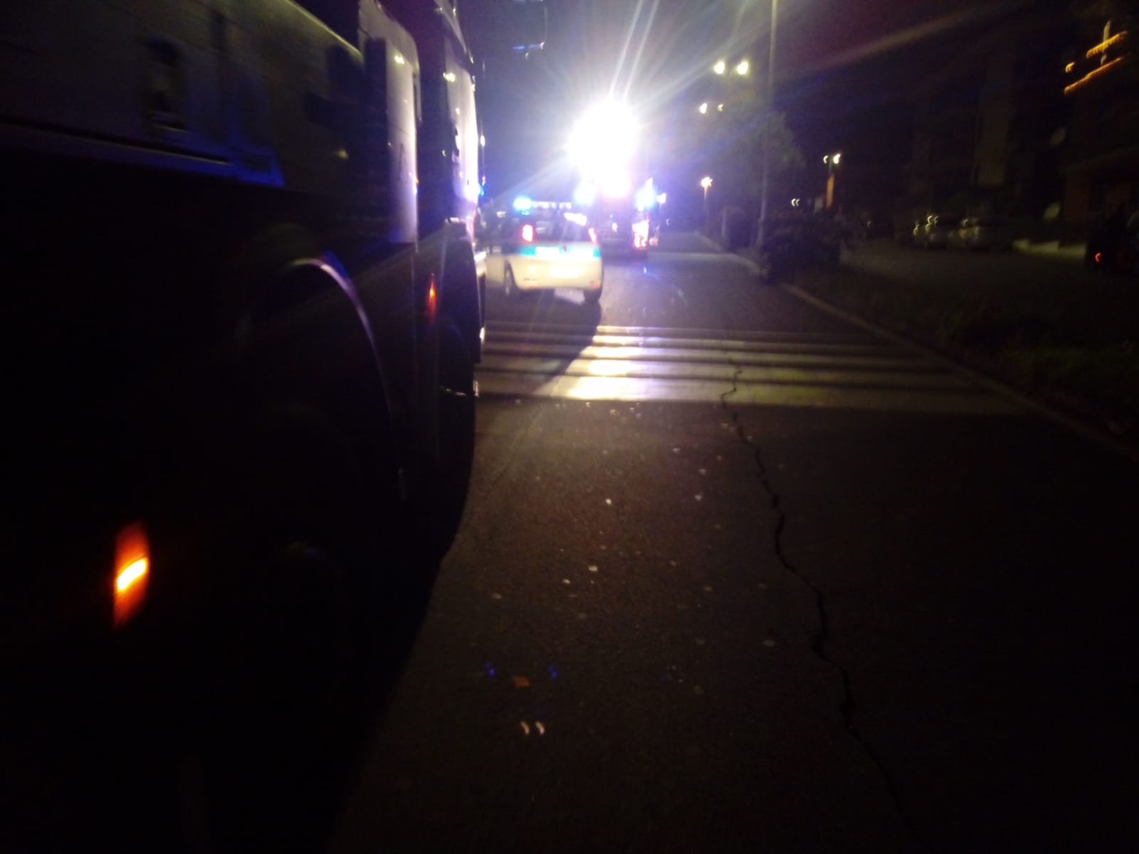 SANT'AGATA LI BATTIATI: AUTO SFONDA GUARDRAIL E FINISCE IN UN TERRENO