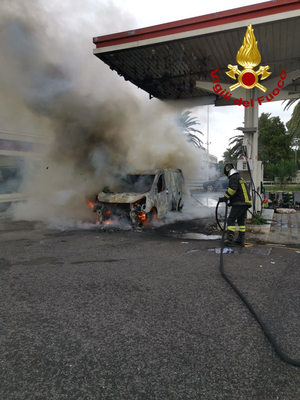 INCENDIO FURGONE SULLA SS192 ALL'INTERNO DI UN RIFORNIMENTO DISMESSO