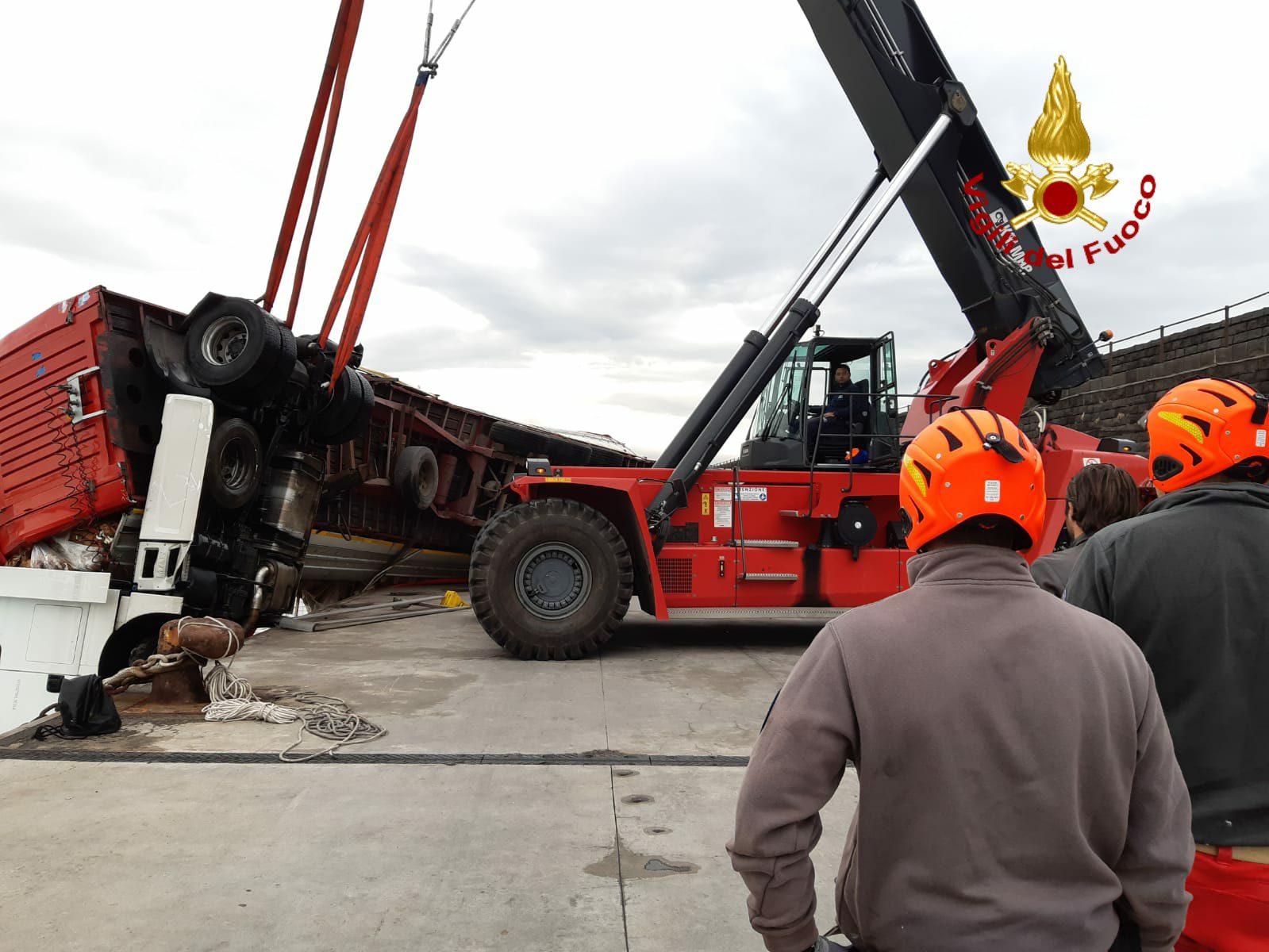 CATANIA: RECUPERO AUTOMEZZO PESANTE CADUTO IN MARE