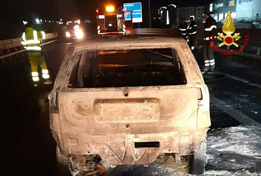 SS121 AUTO IN FIAMME NEI PRESSI DEL CENTRO COMMERCIALE