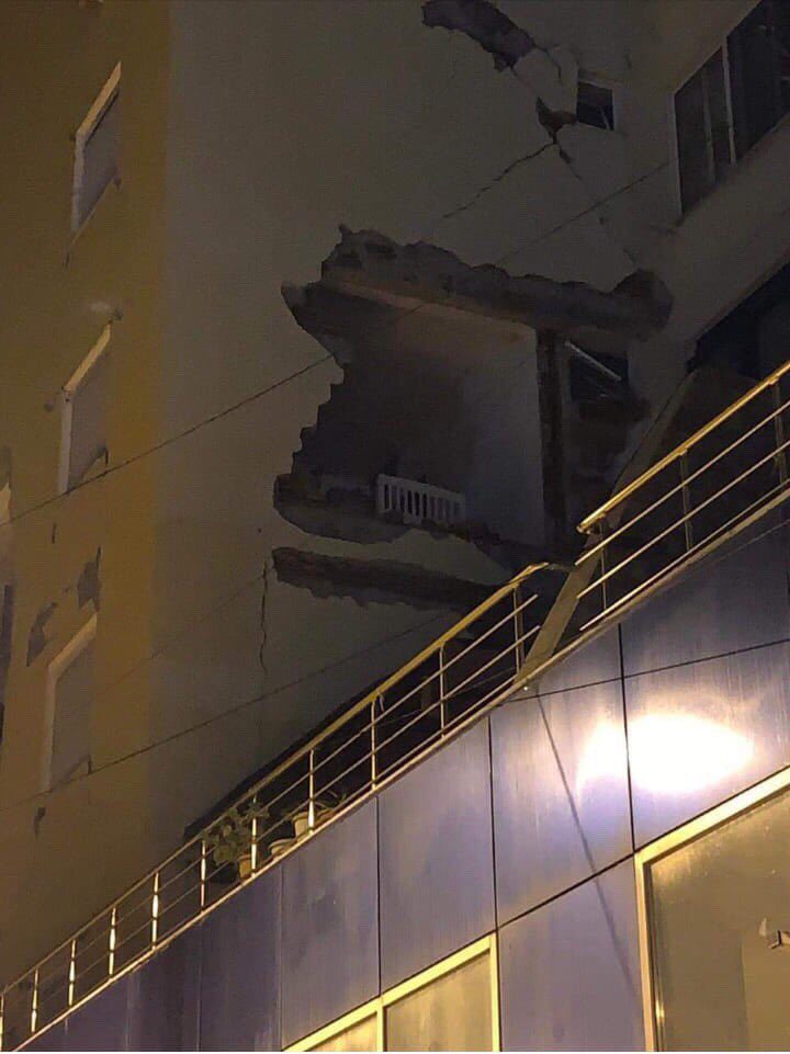 VIOLENTO TERREMOTO IN ALBANIA,  CROLLANO DIVERSI PALAZZI, CENTINAIA DI FERITI E PERSONE SOTTO LE MACERIE