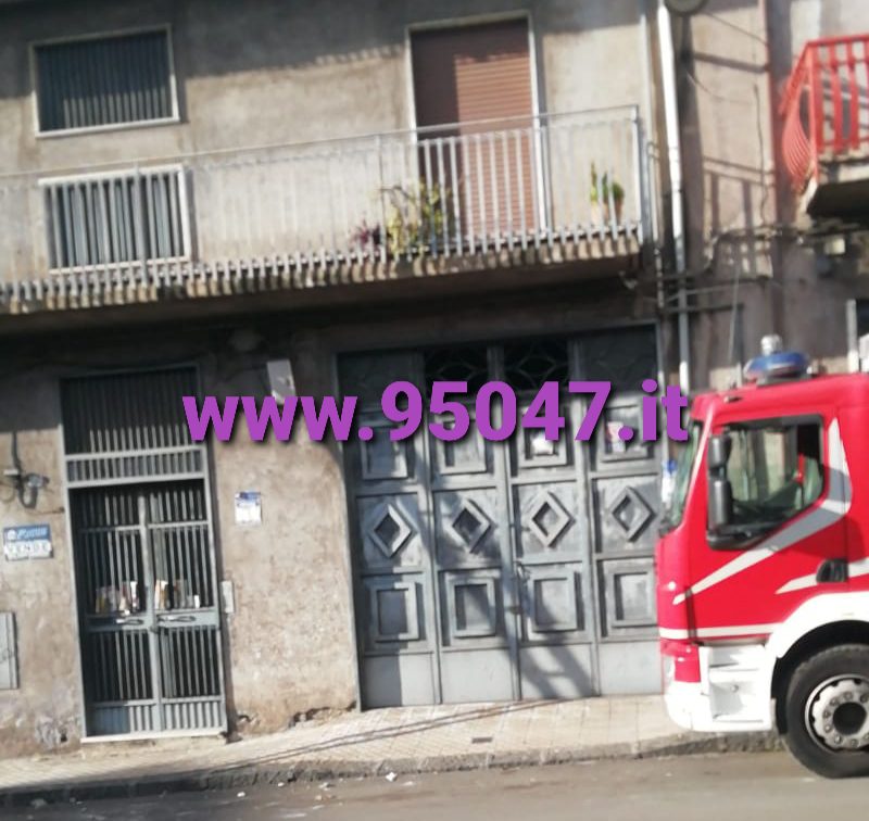 PATERNO':CALCINACCI CADONO DA UN PALAZZO, VIGILI DEL FUOCO IN AZIONE