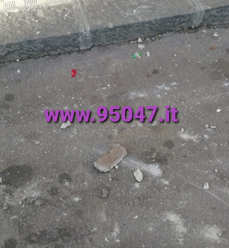 PATERNO':CALCINACCI CADONO DA UN PALAZZO, VIGILI DEL FUOCO IN AZIONE