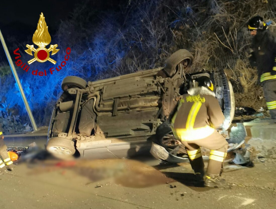 AUTO SI RIBALTA SULLA TANGENZIALE DI CATANIA, UN FERITO