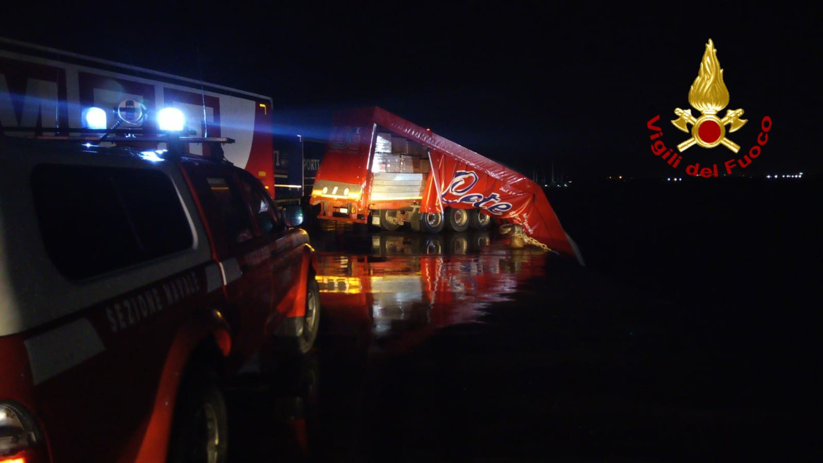 CATANIA: RECUPERO AUTOMEZZO PESANTE CADUTO IN MARE