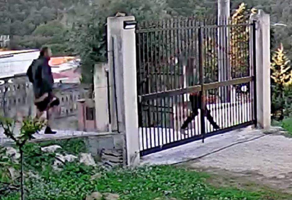 L’INSEGUIMENTO E L’AGGRESSIONE: LE IMMAGINI POCHI MINUTI PRIMA DELL’OMICIDIO DI PARTINICO, LUI LA SGOZZA, POI VA DAL BARBIERE