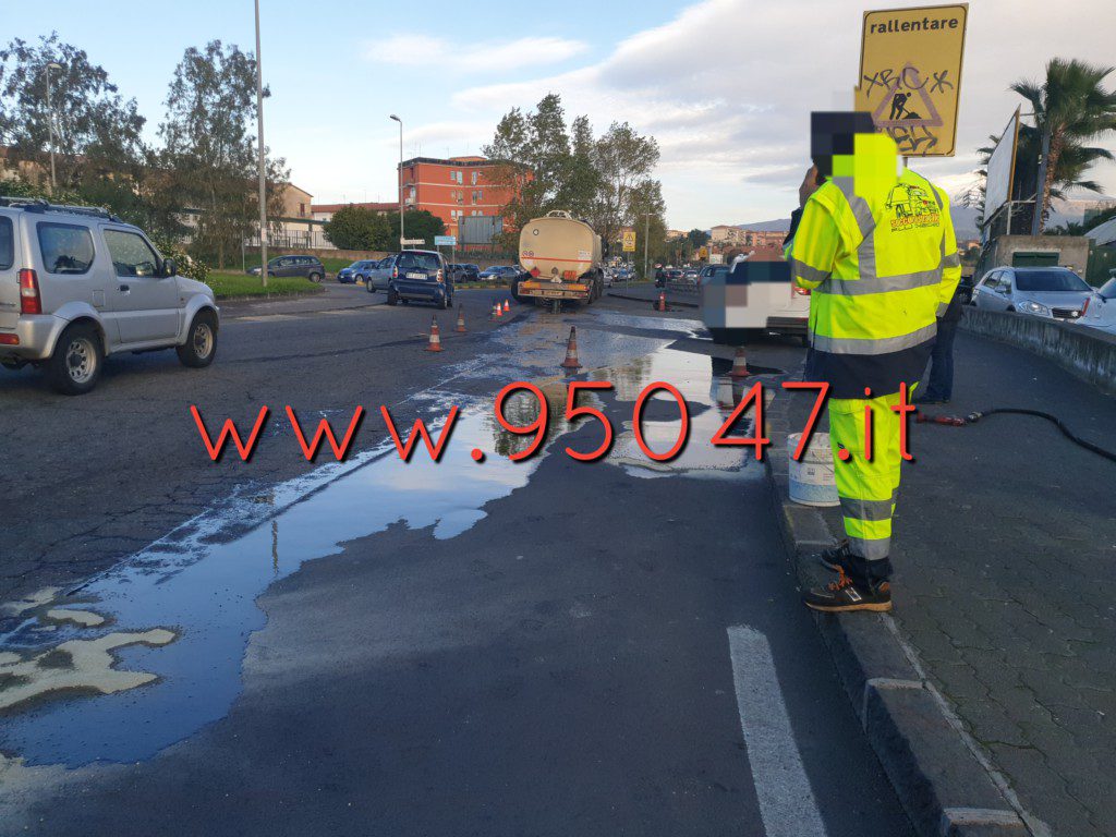 CATANIA: CISTERNA PERDE GASOLIO, INTERVENTO VVF