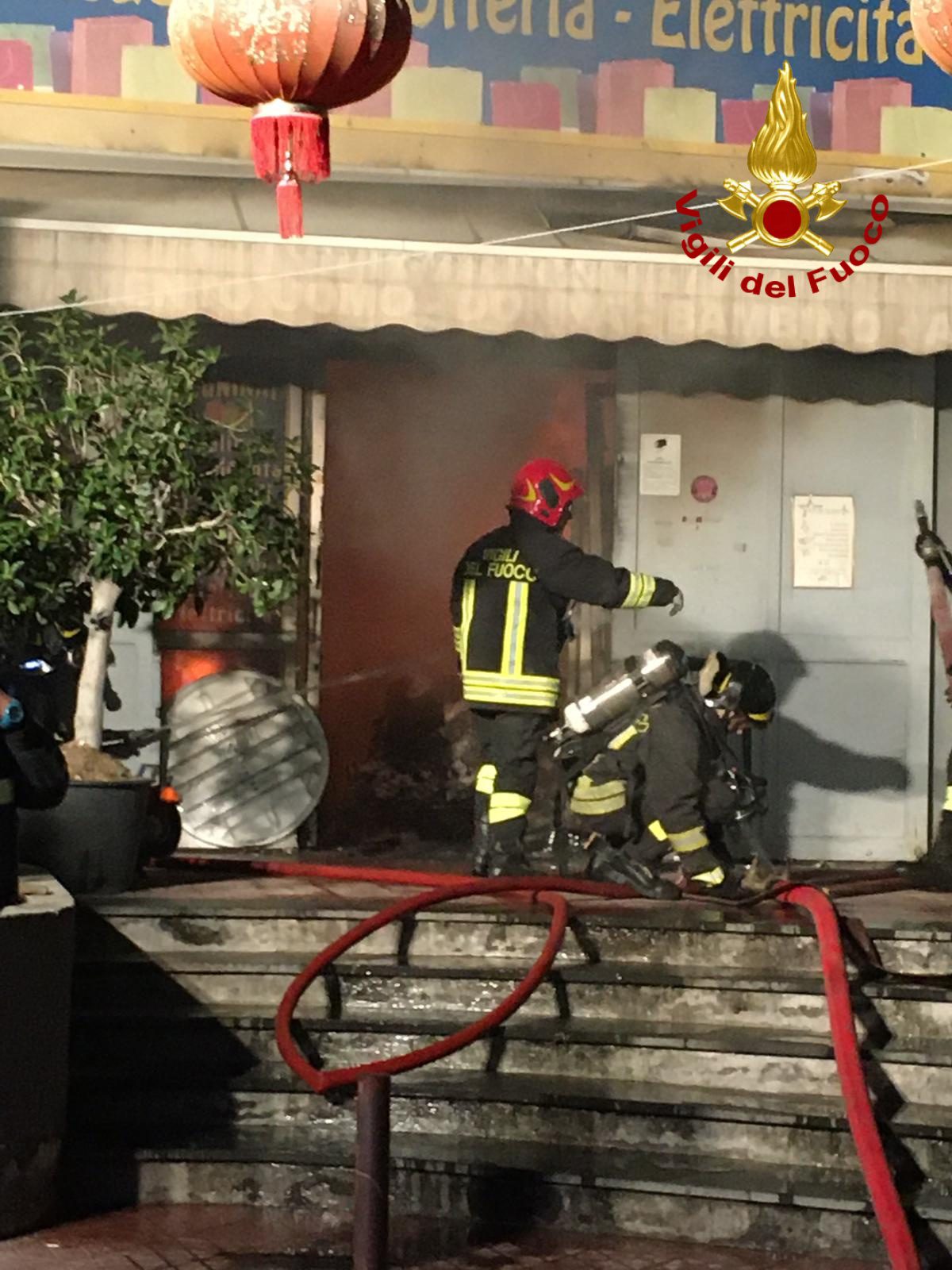 CATANIA, A FUOCO NEGOZIO CINESE SUL VIALE VITTORIO VENETO