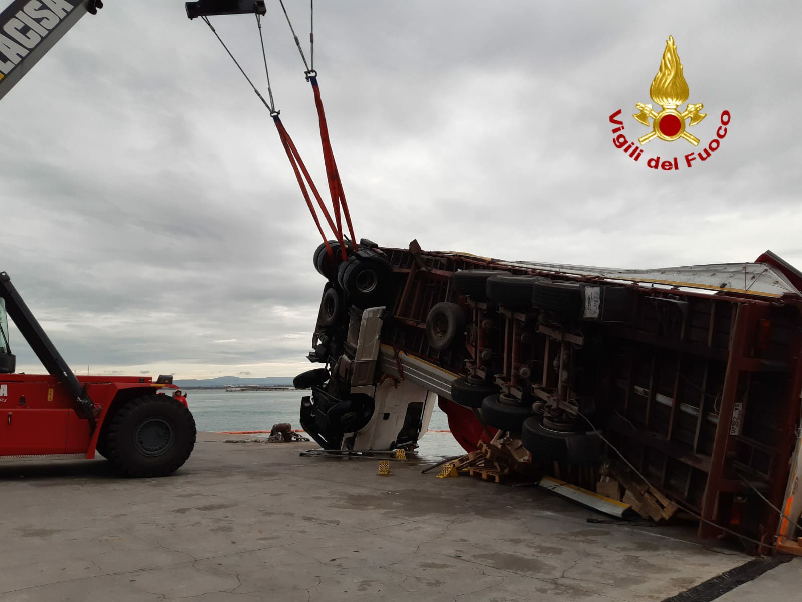 CATANIA: RECUPERO AUTOMEZZO PESANTE CADUTO IN MARE