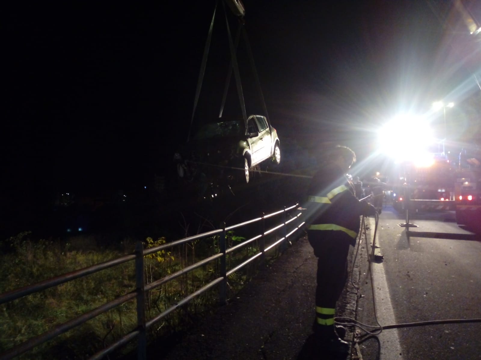 SANT'AGATA LI BATTIATI: AUTO SFONDA GUARDRAIL E FINISCE IN UN TERRENO