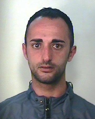 CATANIA. CELAVA LA “MERCE”  NEL BUCO DEL MURO: SPACCIATORE IN MANETTE