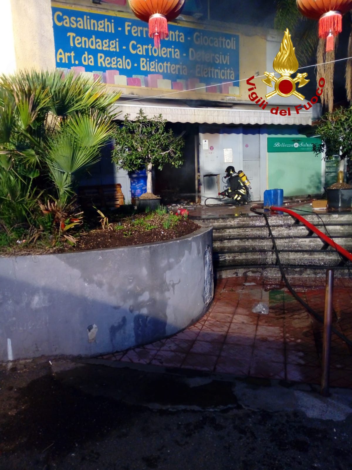 CATANIA, A FUOCO NEGOZIO CINESE SUL VIALE VITTORIO VENETO
