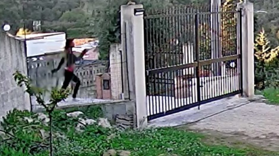 L’INSEGUIMENTO E L’AGGRESSIONE: LE IMMAGINI POCHI MINUTI PRIMA DELL’OMICIDIO DI PARTINICO, LUI LA SGOZZA, POI VA DAL BARBIERE