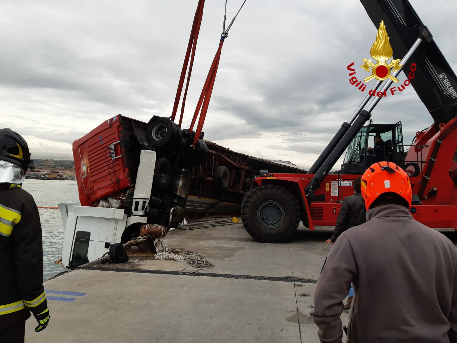 CATANIA: RECUPERO AUTOMEZZO PESANTE CADUTO IN MARE
