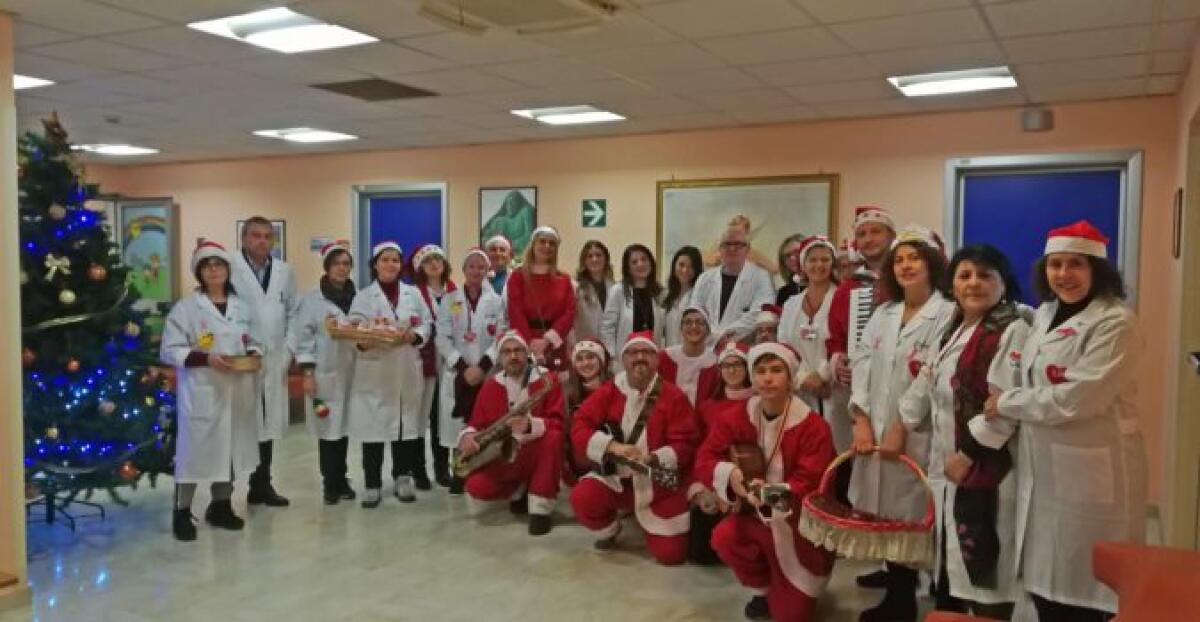 CATANIA, VOLONTARI PORTANO REGALI DI NATALE AI PAZIENTI DI ONCOLOGIA DEL GARIBALDI - 