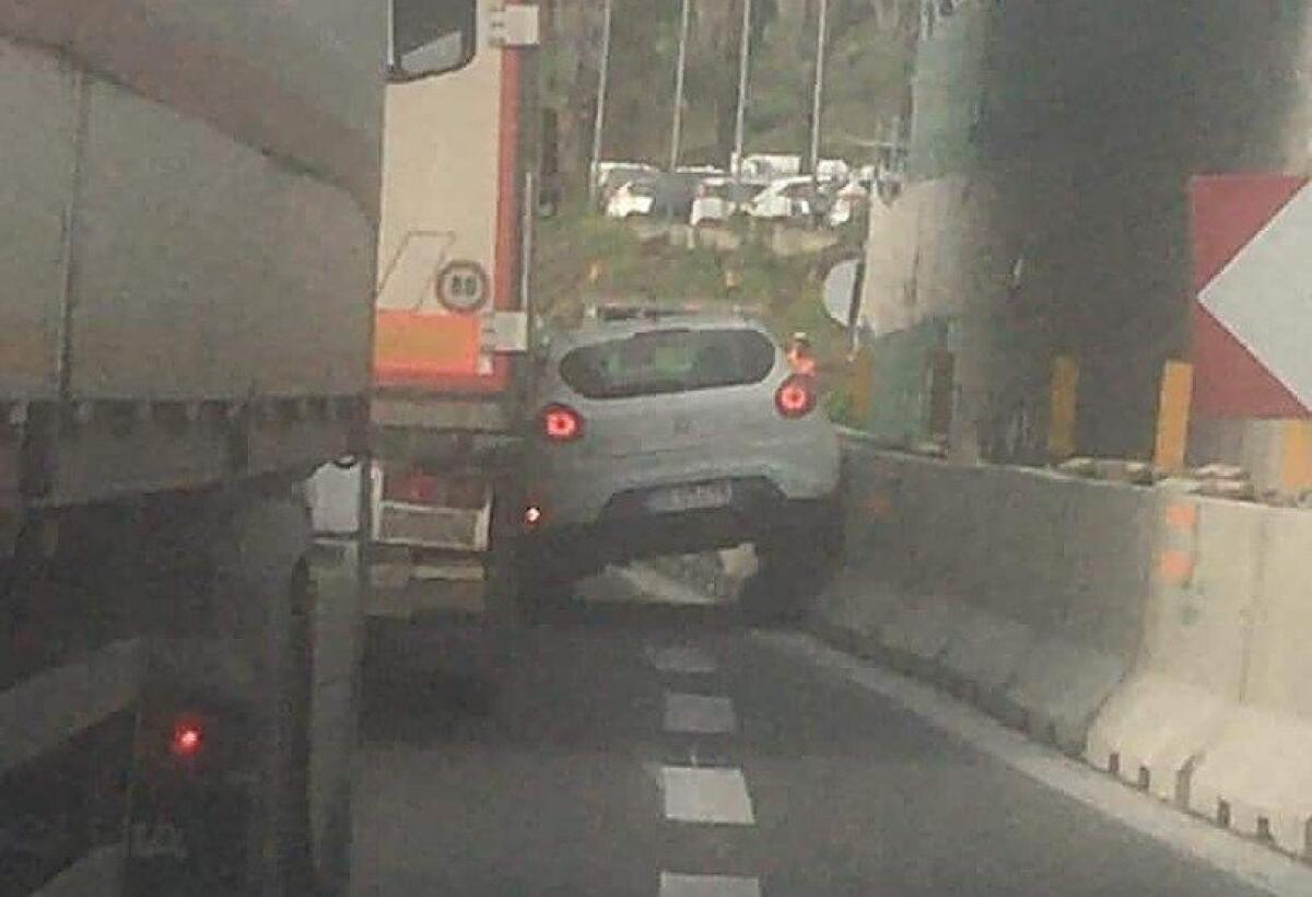 TANGENZIALE DI CATANIA, AUTO INCASTRATA TRA GUARDRAIL E CAMION - 