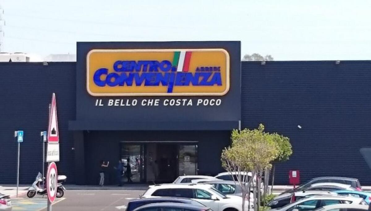 CENTRO CONVENIENZA IN CRISI: LA RIVOLTA DEI CLIENTI RIMASTI SENZA MERCE - 