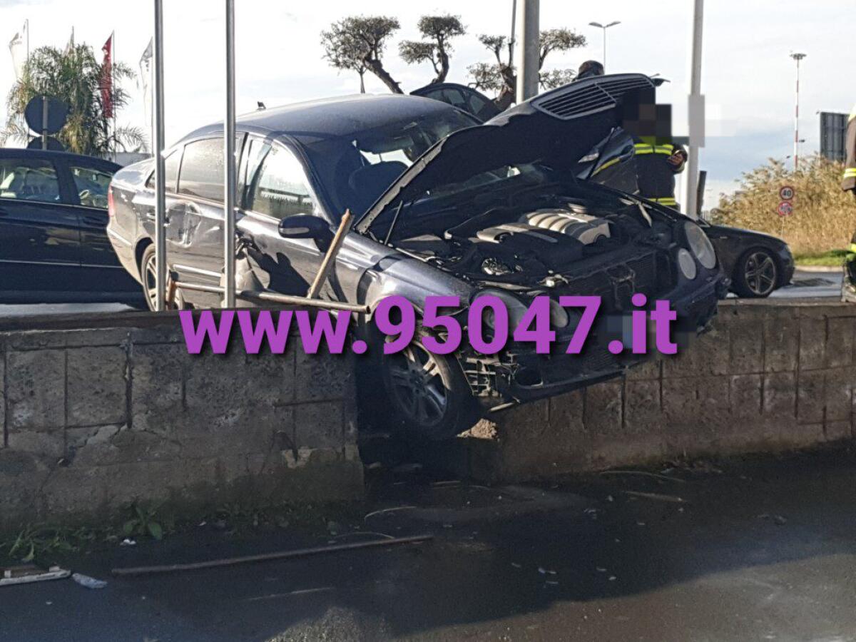 CATANIA: TAGLIA" LA ROTONDA, ABBATTE CARTELLI E FINISCE CONTRO MURETTO - 