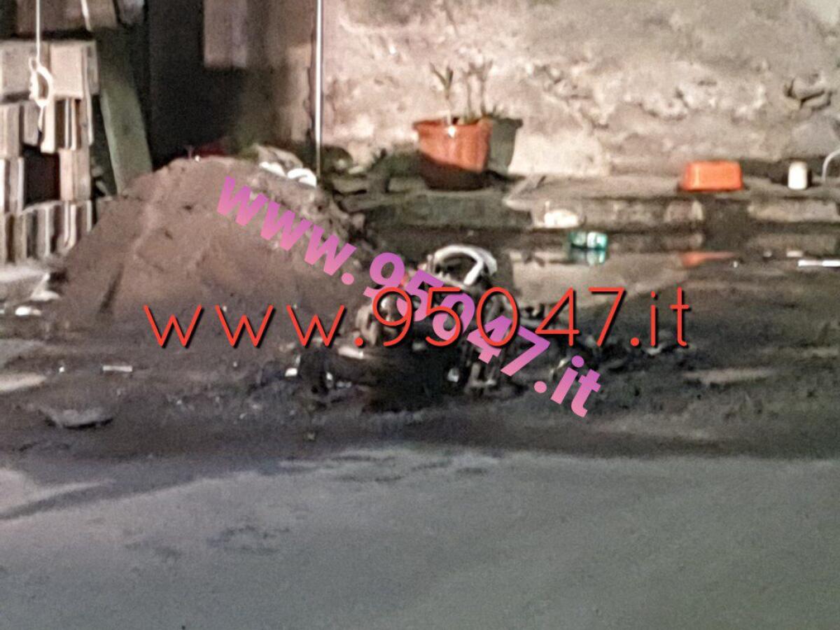 PATERNÒ: BRUCIA UNO SCOOTER - 