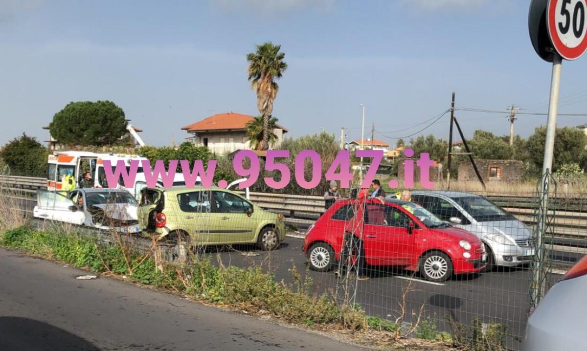 PATERNO'  TAMPONAMENTO A CATENA FRA 5 AUTO SULLA SS121, FERITI - 