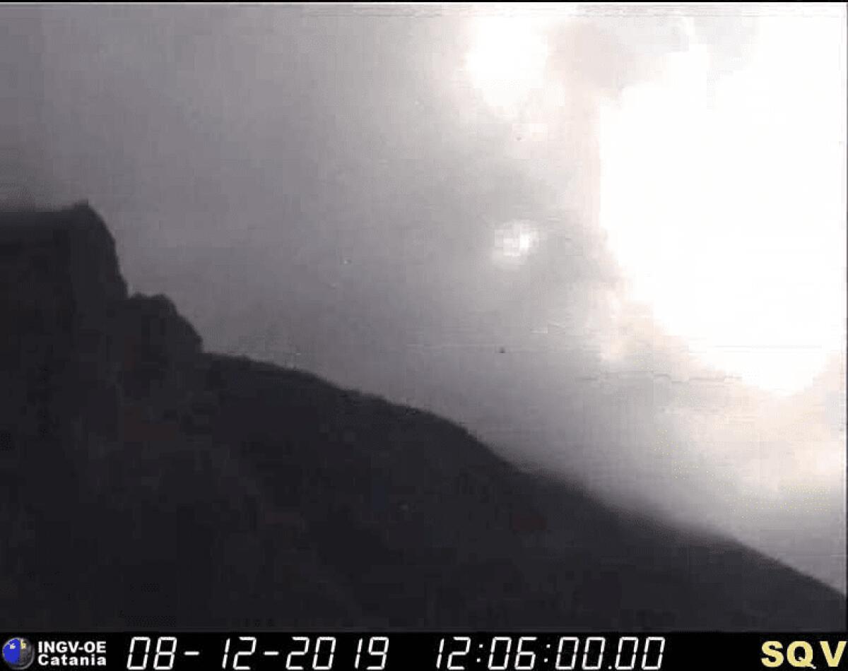 STROMBOLI, ATTIVITÀ ESPLOSIVA MOLTO ALTA DEL CRATERE - 