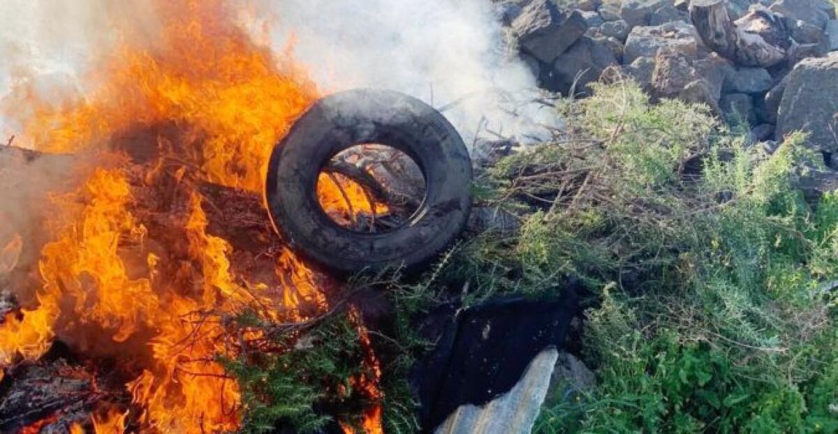 BRONTE: I CC LO SORPRENDONO MENTRE INCENDIA RIFIUTI PERICOLOSI,  DENUNCIATO - 