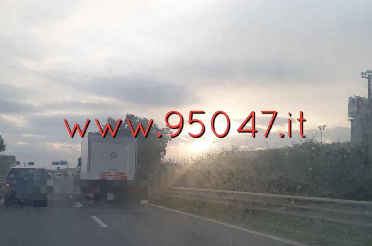 CAMION IN AVARIA SULLA SS121, RALLENTAMENTI DIREZIONE CATANIA - 