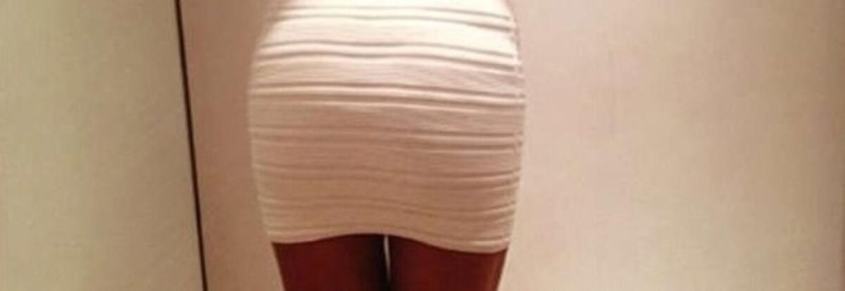 INQUADRA IL FONDOSCHIENA DI UNA MAMMA DURANTE LA RECITA SCOLASTICA, SCOPPIA LA RISSA - 