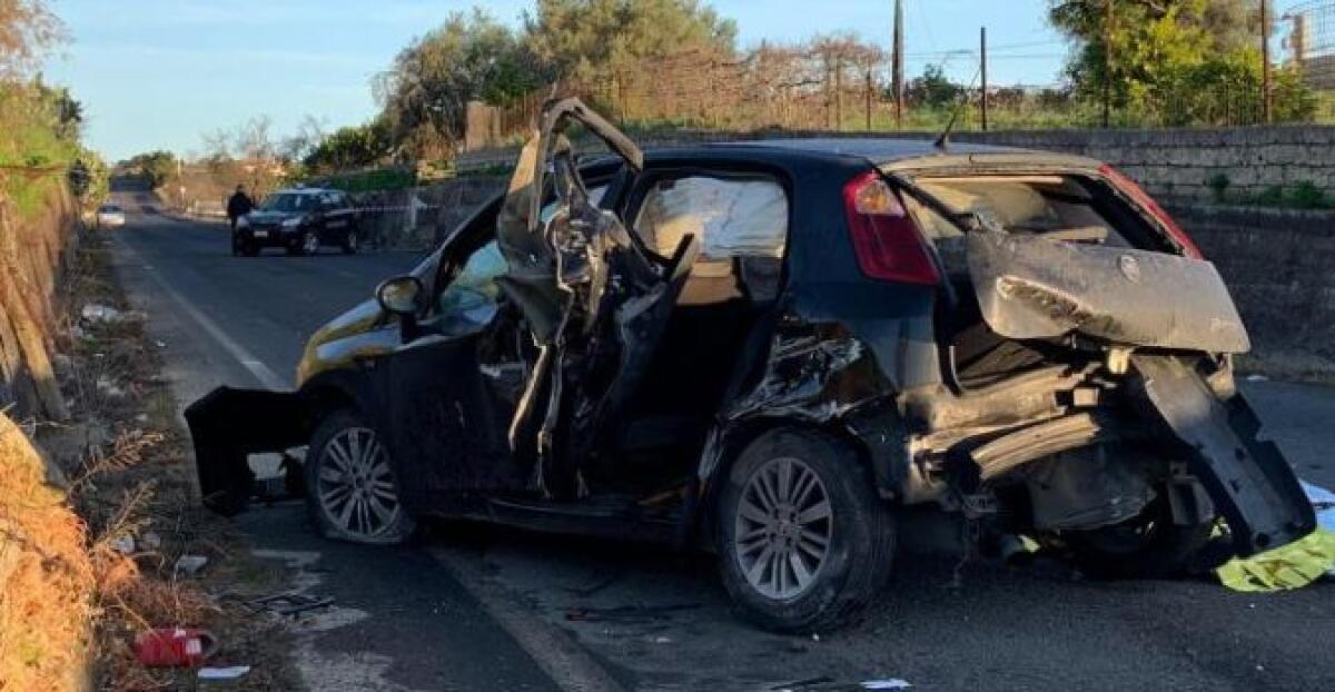 AUTO CONTRO UN MURO TRA SCORDIA E PALAGONIA: MORTO 16ENNE E DUE FERITI GRAVI - 