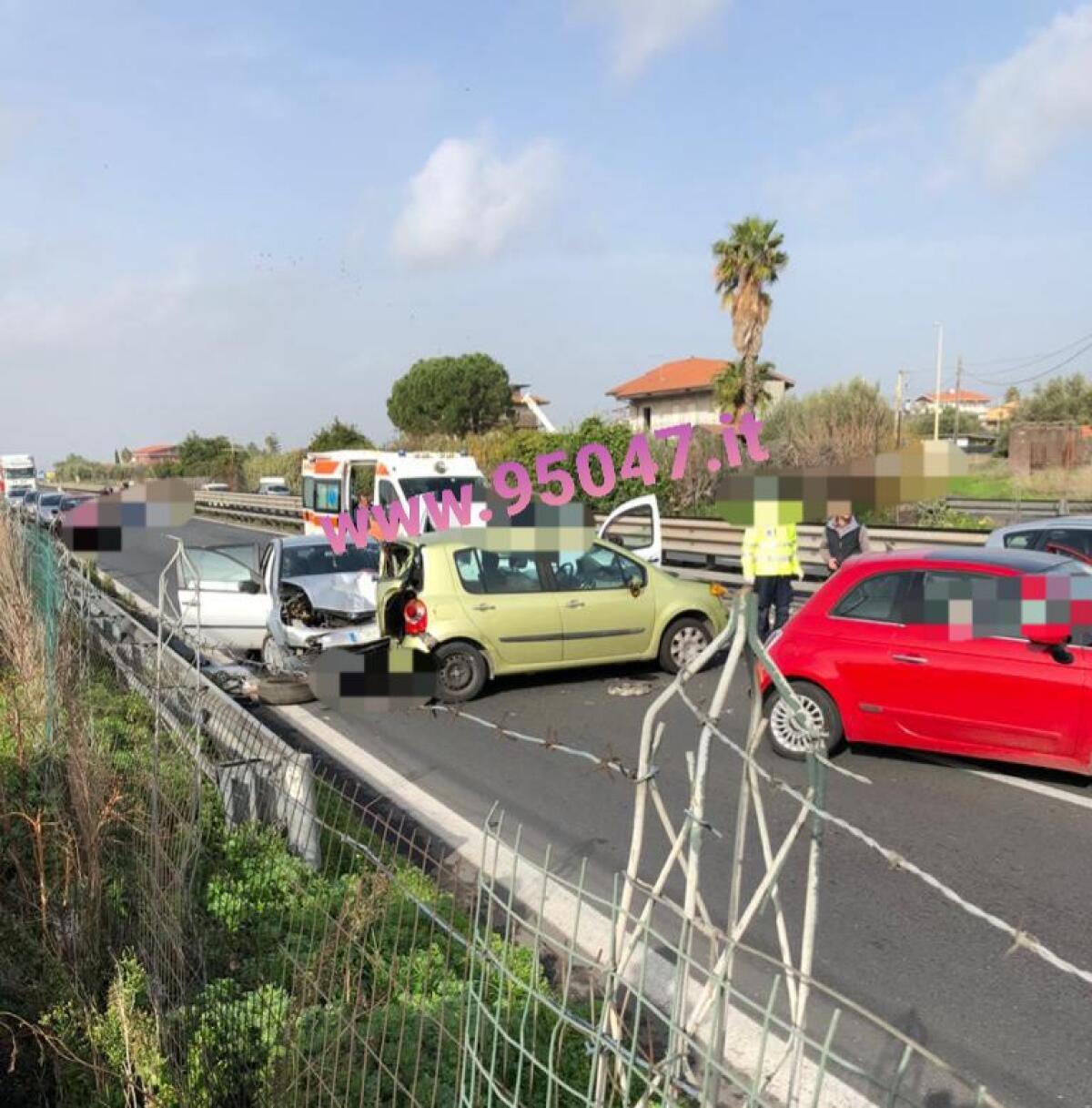 MAXI TAMPONAMENTO QUESTA MATTINA SULLA SS121, COINVOLTE 5 AUTO - 