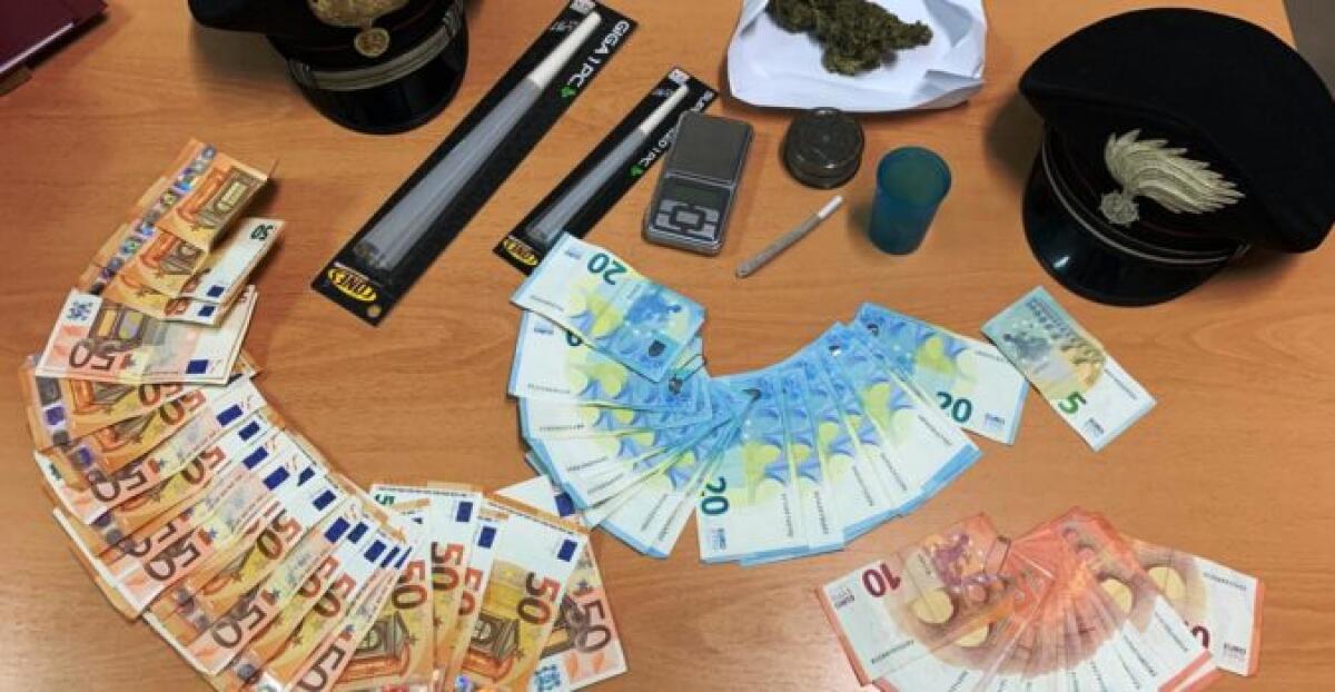 ACI CASTELLO, DISOCCUPATO SI MANTENEVA SPACCIANDO DA CASA - 