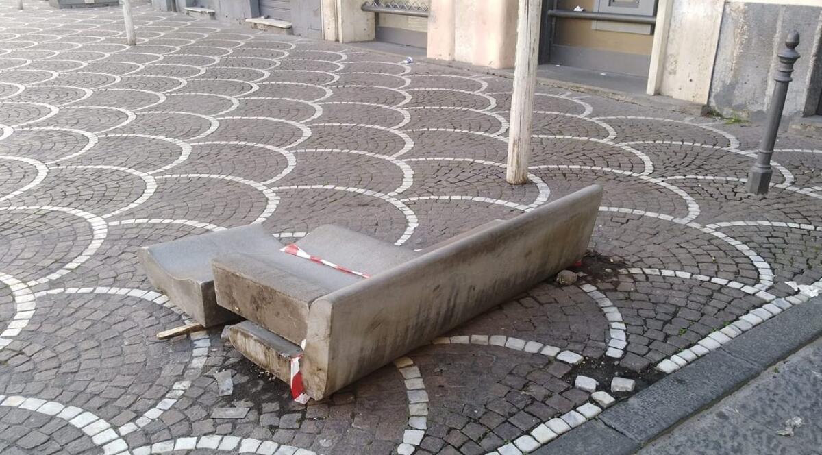 PATERNO': VANDALI IN AZIONE PANCHINA SRADICATA IN PIAZZA INDIPENDENZA - 